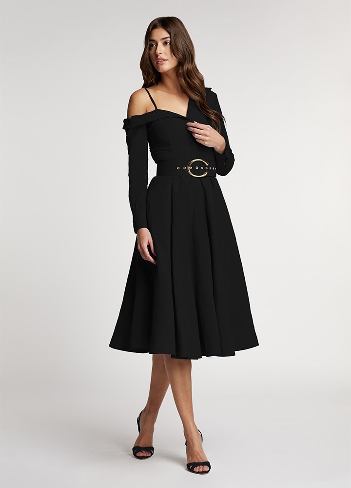 Rochie midi neagra evazata si decolteu pe umar Seine din vascoza si in