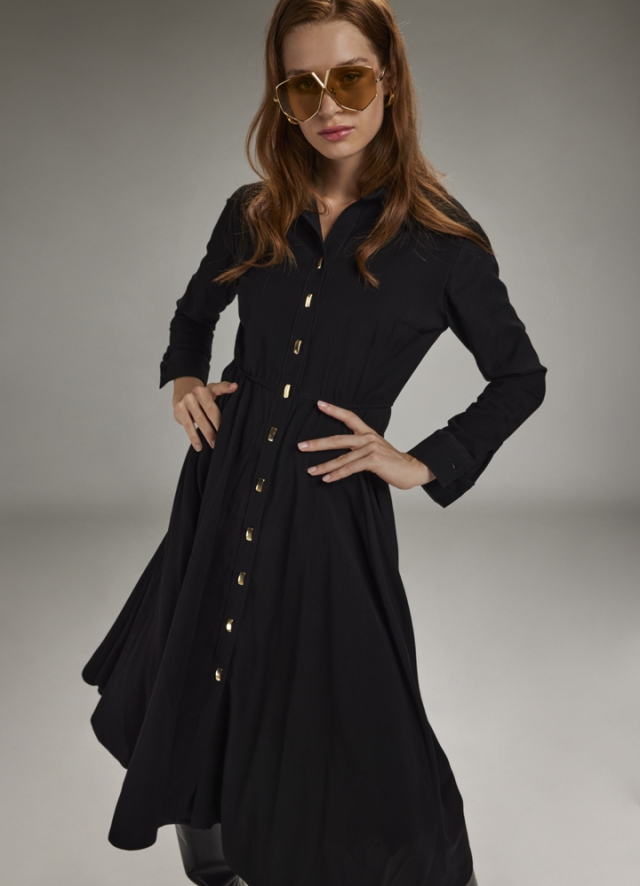 Rochie camasa midi neagra din vascoza cu fusta ampla si nasturi metalici aurii Grotto