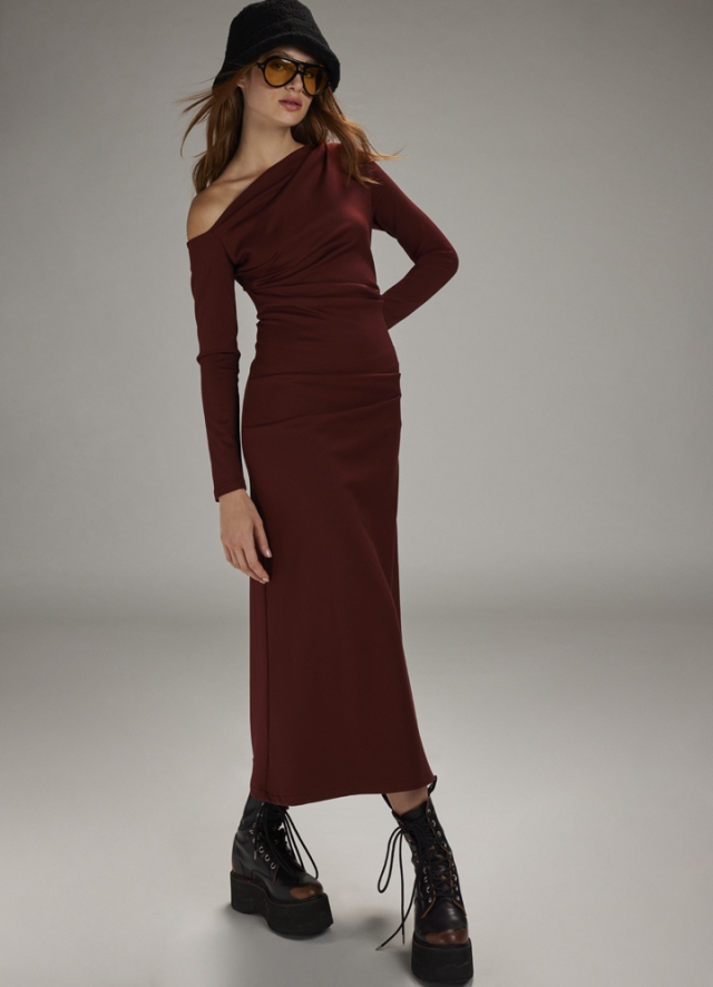 Rochie cocktail midi maro cu drapaje si un umar decupat Malmo