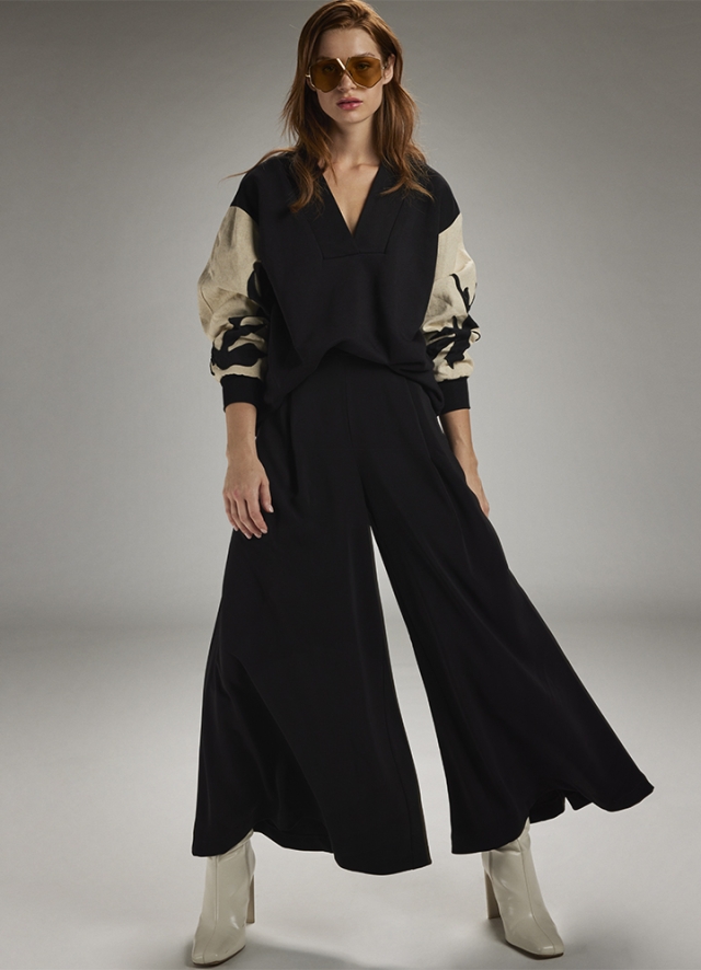 Bluza neagra din bumbac cu decolteu in V si maneci din in cu broderii Dawn