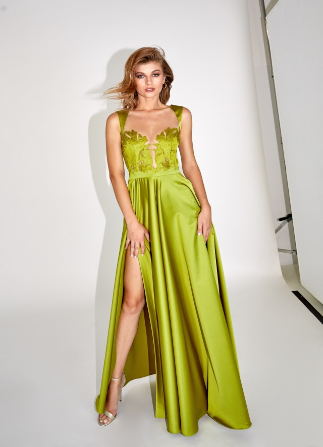 Rochie lunga de seara olive cu fusta ampla si decolteu din tulle cu broderie Safari 