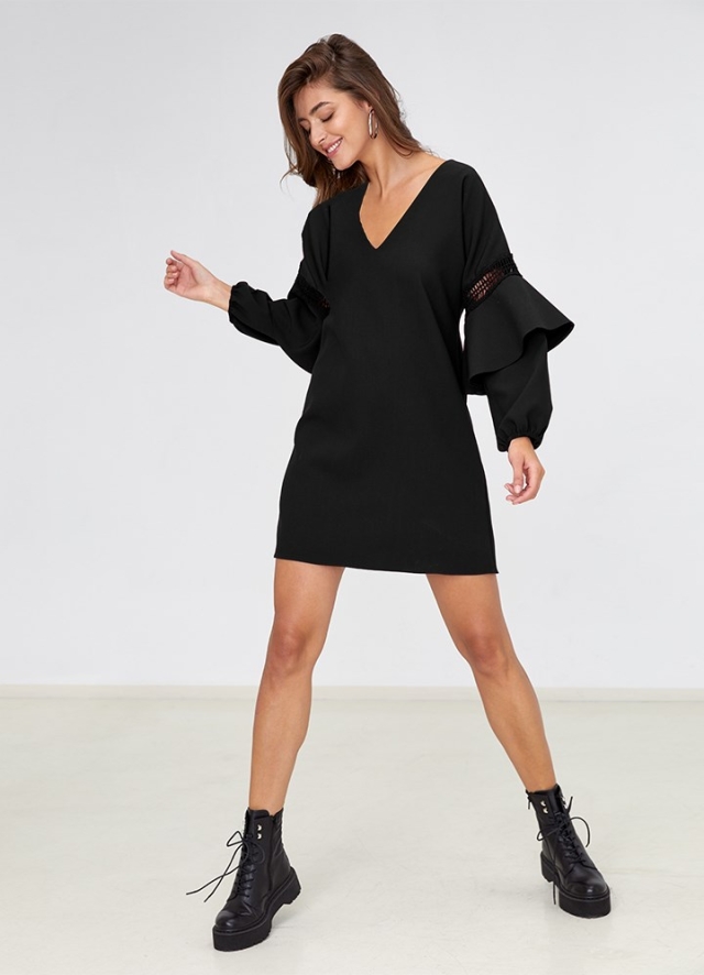 Rochie scurta neagra cu decolteu in V si maneci cu volane si detalii crosetate Fedora