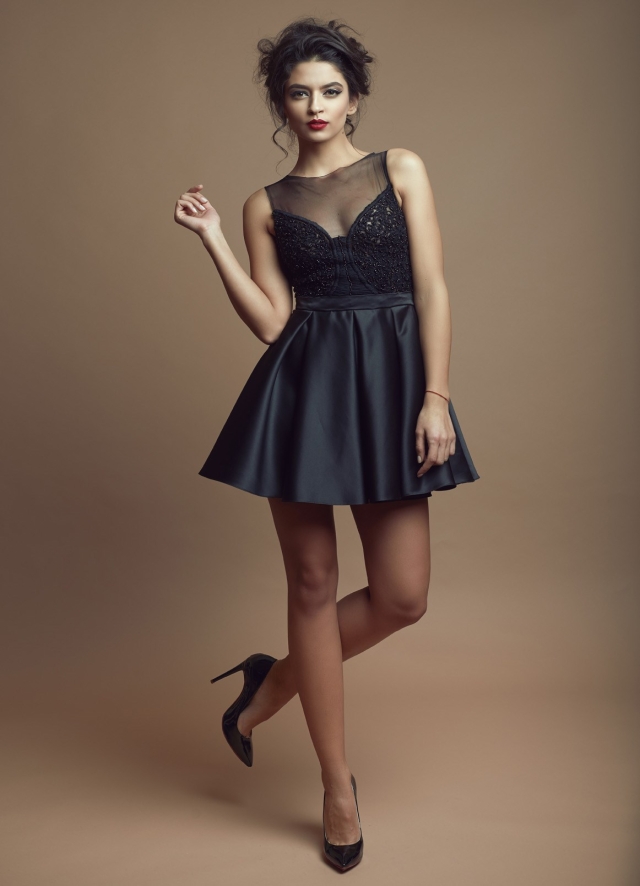 Rochie cocktail scurta neagra cu decolteu din tulle si broderie din fir si margele Haze