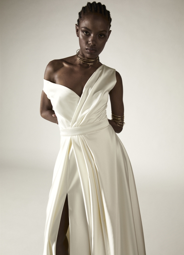 Rochie de mireasa cu decolteu asimetric si fusta drapata cu slit pe picior  Lumos