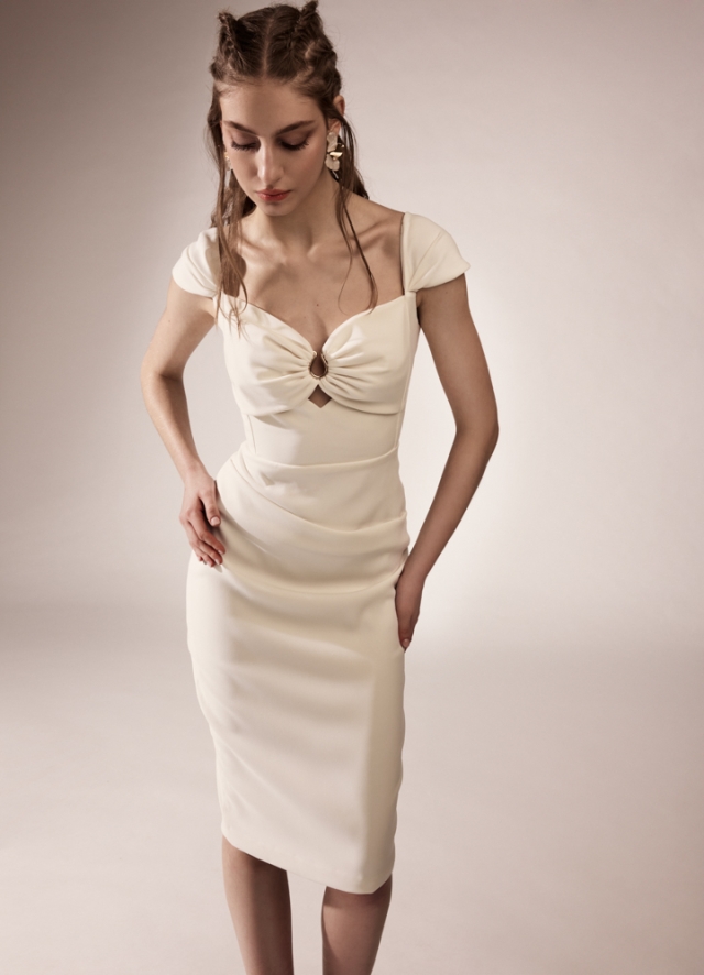 Rochie de cununie midi alba cu drapaje si accesoriu metalic Myth 