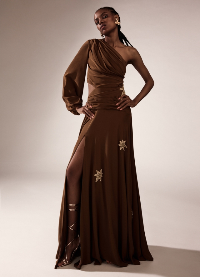 Rochie lunga de seara maro din matase naturala cu o maneca lunga ampla si broderii Glim